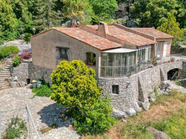 Maison à fort potentiel avec 4 chambres, grand sous sol et piscine – À découvrir à La Turbie