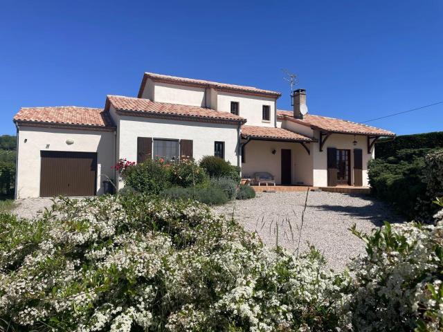 Maison proche d'un village avec piscine et belles vues 156m² Monsempron Libos