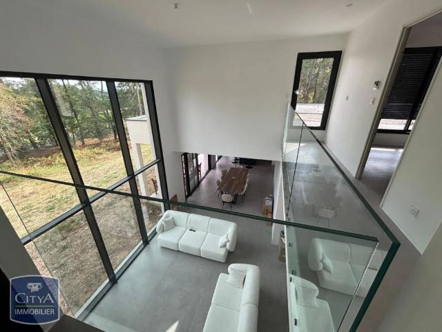 Maison à louer 5 pièces 218m²