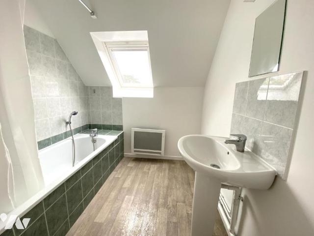 Maison à louer à Briollay, Pays de la Loire, €