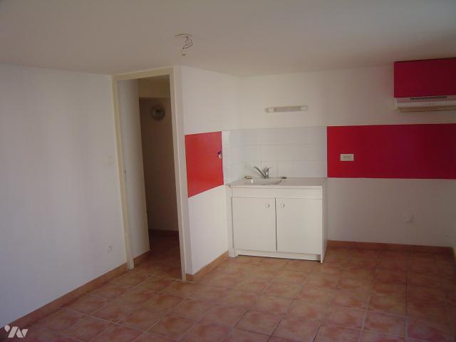 Maison à louer à Rouvière, Occitanie, 485€