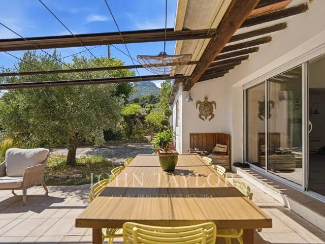 Maison à louer Autour De Marseille Aubagne, Provence, France4 490 EUR / Mois