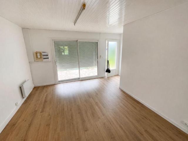 Maison à louer avec garage et jardin à La Bussière