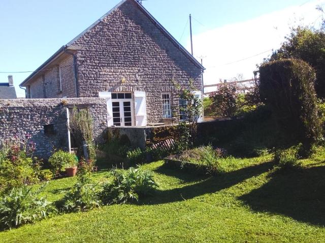 Maison à louer avec jardin et terrasse à Trévières
