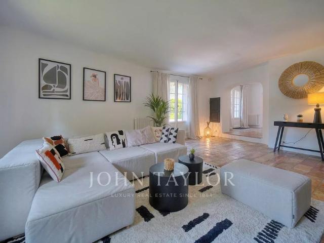 Maison à louer Mougins, Cote d'Azur, France8 500 EUR / Mois