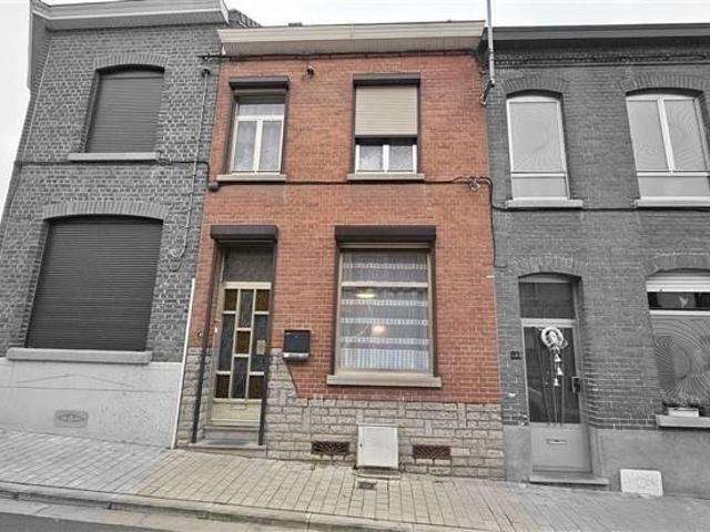 Maison à rafraichir + cour garage en option