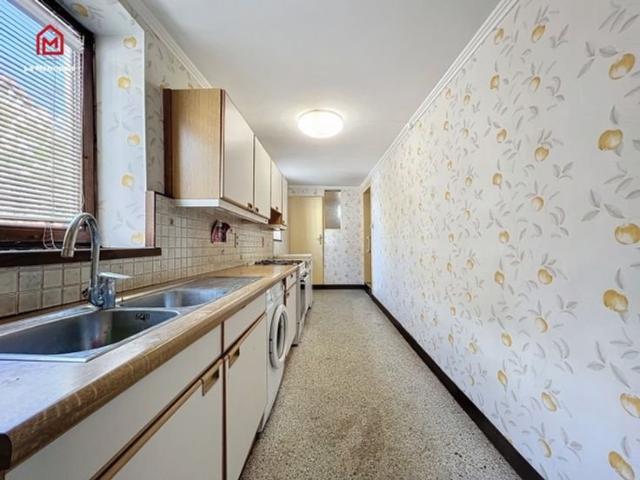 Maison à rénover au beau potentiel avec garage et jardin