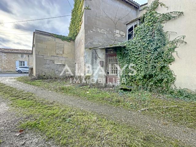Maison à rénover avec chai et garage GENISSAC