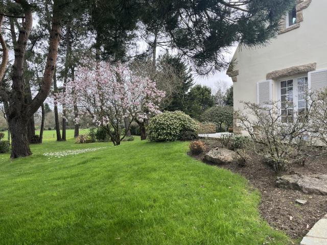 Maison à rénover avec beau potentiel Terrain arboré de 1 600 m2 Campagne de Plescop