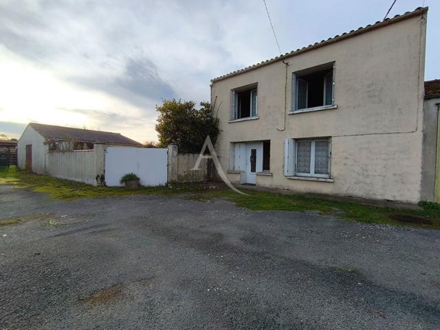 MAISON A RENOVER AVEC GARAGE ET BEAU TERRAIN