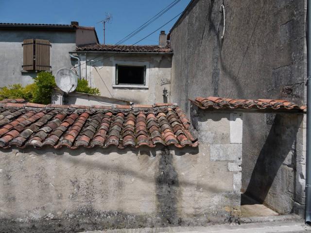 Maison à rénover avec grand garage et atelier