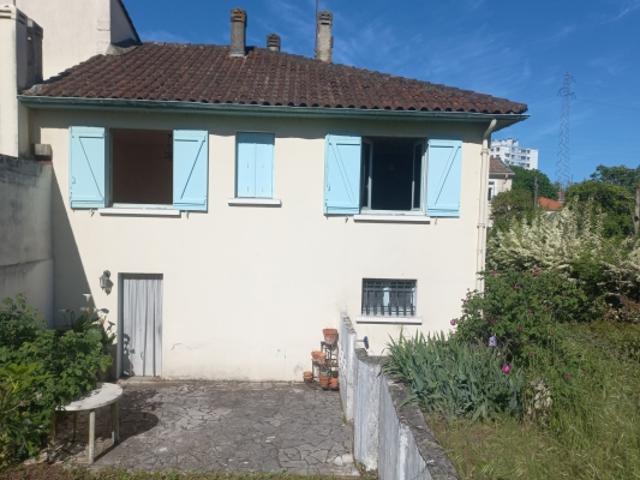 Maison à rénover avec grand jardin et garage
