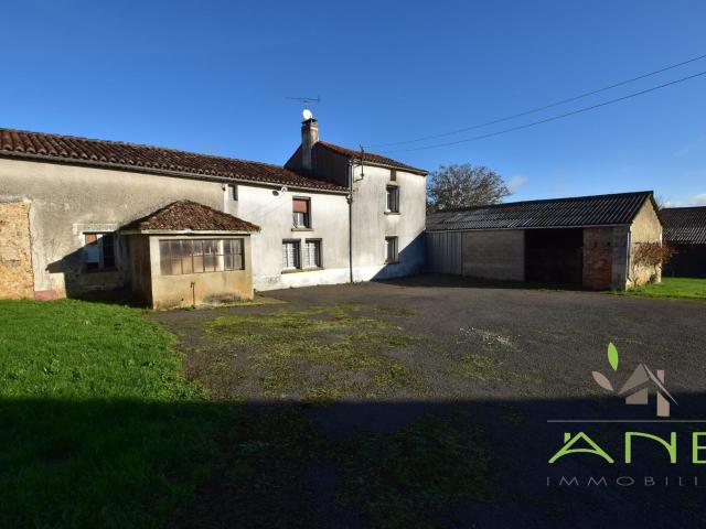 Maison à Rénover avec Grange Montbron 16220 Charente 113m² Montbron