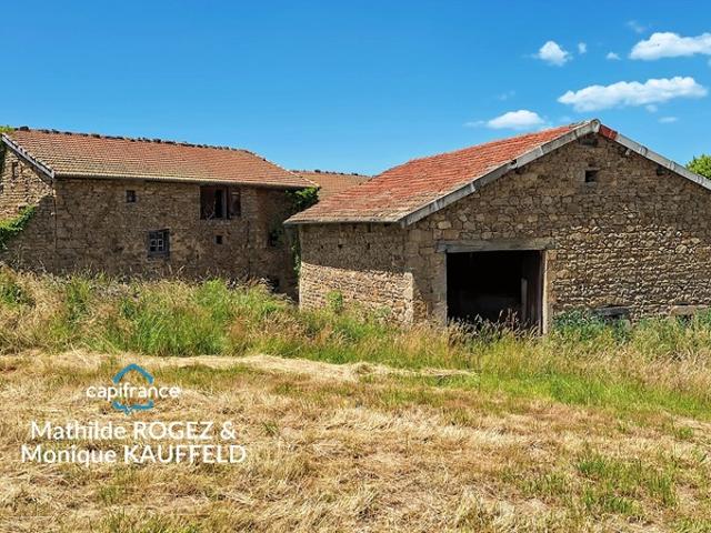 Maison à rénover avec grange en pierre, source et 7 000 m² de terrain Saint Gervais Sous Meymont 63