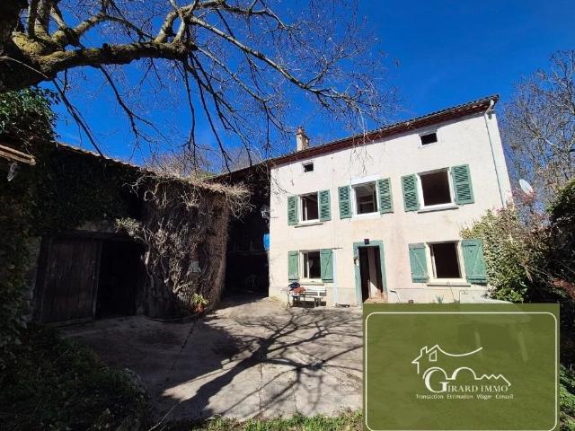 Maison à rénover avec dépendances et terrain