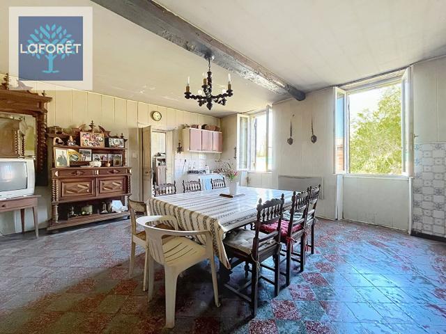 Maison à rénover avec dépendances, hangar et terrain au calm. 154m² Etauliers