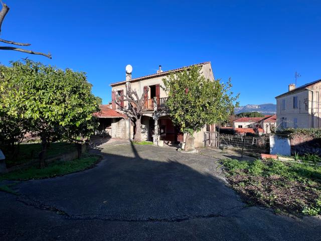 Maison à rénover avec fort potentiel 810m2 de terrain dans une quartier recherché