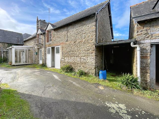 Maison à rénover avec jardin et dépendances à ÉPINIAC