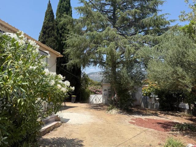 Maison à rénover avec studio indépendant Cap Brun Toulon