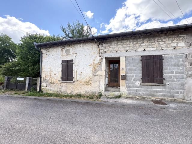 Maison à rénover avec toiture en bon état