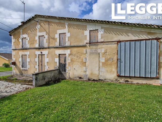 Maison à rénover avec toiture neuve sur 4 860 m² de terrain à Saint Christophe de Double