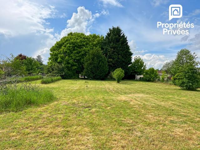 Maison à rénover avec terrain constructible de plus de 3 000 m² Fort potentiel à Pugnac, proche commerces, projet de division en cours