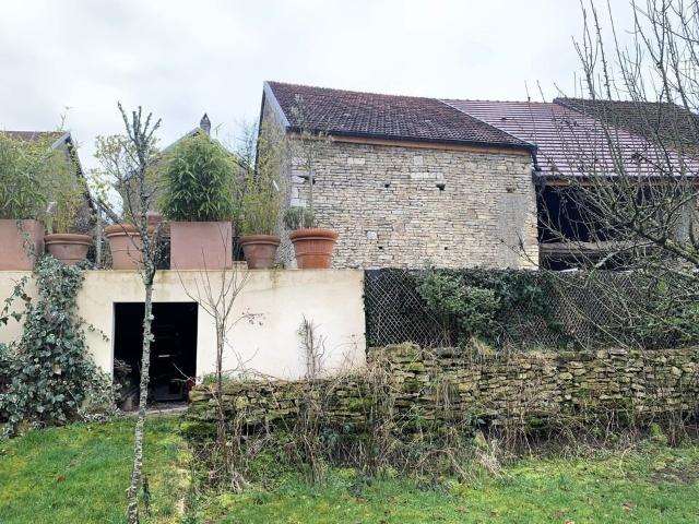 Maison à rénover avec terrain, piscine et dépendances