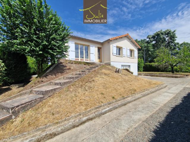 MAISON A RENOVER A BRESSUIRE PROCHE DES COMMERCES
