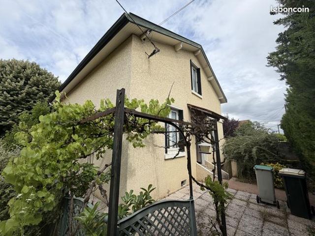 Maison à rénover à fort potentiel | Terrain de 986 m2 | Meyzieu La Jacquière