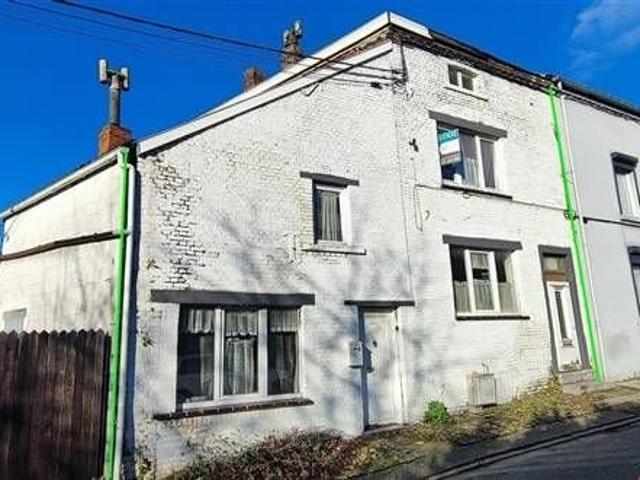 Maison à rénover à proximité des facilités. PAS DE JARDIN