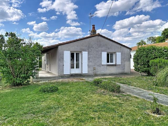 Maison à rénover centre Saint Jean De Liversay 103 m2 + terrain constructible et divisible