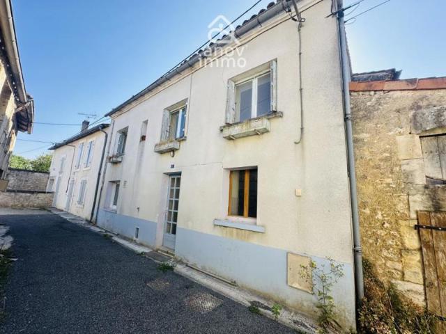 Maison à rénover + Chai + Garage + Jardin au coeur de Château