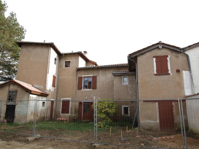 Maison à rénover composé de 4 appartements et des combles am. 270m² Guéreins