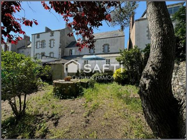 Maison à rénover en plein centre avec jardin