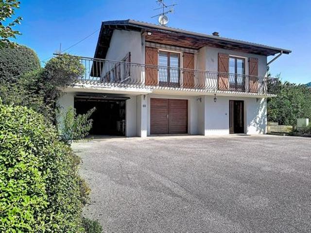 Maison à rénover en plein centre de Cranves Sales