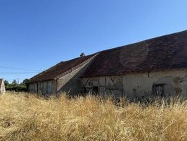 Maison à rénover entièrement avec grange dans un hameau calme à 10 min de Varennes sur Allier