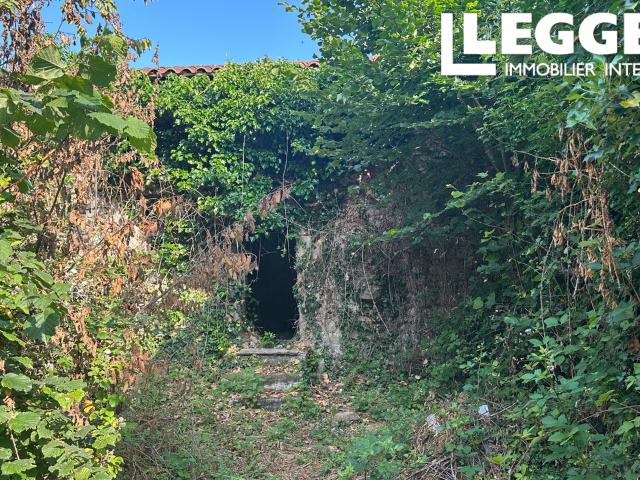 Maison à rénover entièrement avec petit jardin à proximité du village populaire de SAINT SAUD LACOUSSIÈRE