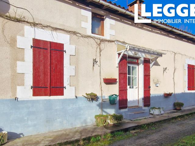 Maison à rénover, jumelée, 3 chambres, grange, joli jardin avec piscine prix pour vente rapide !