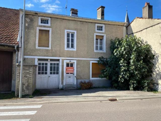 Maison à rénover avec de trés grand volumes, proche neufchateau