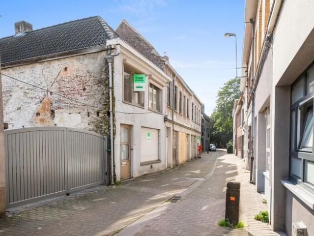 Maison à rénover sous le clocher de l'église de Maldegem