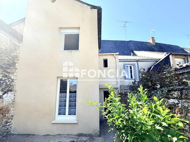 Maison à Rénover 3 pièces, 2 chambres avec garage et beau jardin en Centre Ville de La Flèche