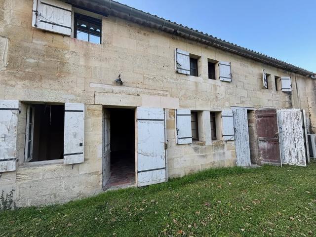 Maison à rénover avec garage 153m² sur terrain 508m² Génissac – 69 000€