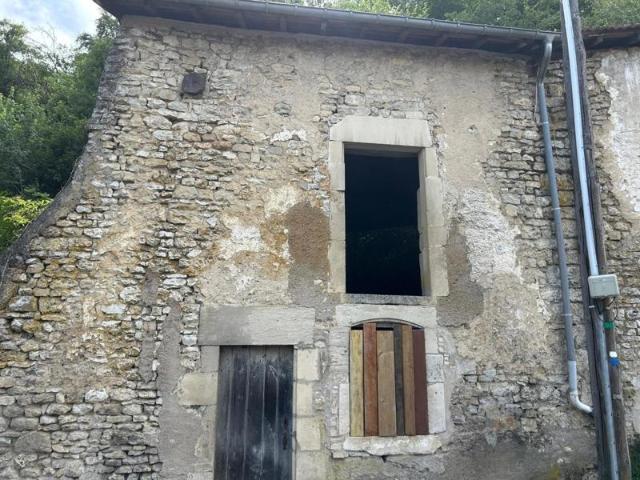 Maison à refaire completement, avec un terrain plat sur le cote