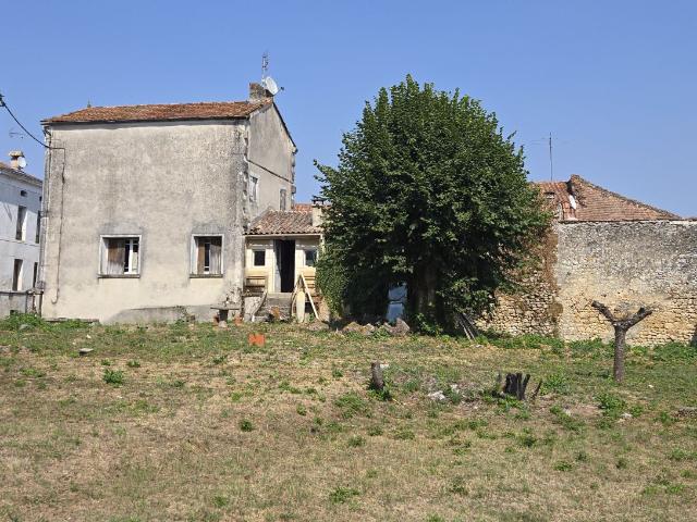 Maison à restaurer avec jardin!