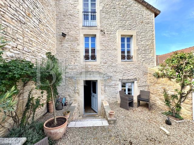Maison ancienne, cœur de village, cour intérieure et cave Su. 138m² Meursault