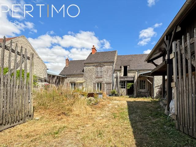 Maison ancienne à rénover avec annexes et beau terrain divis