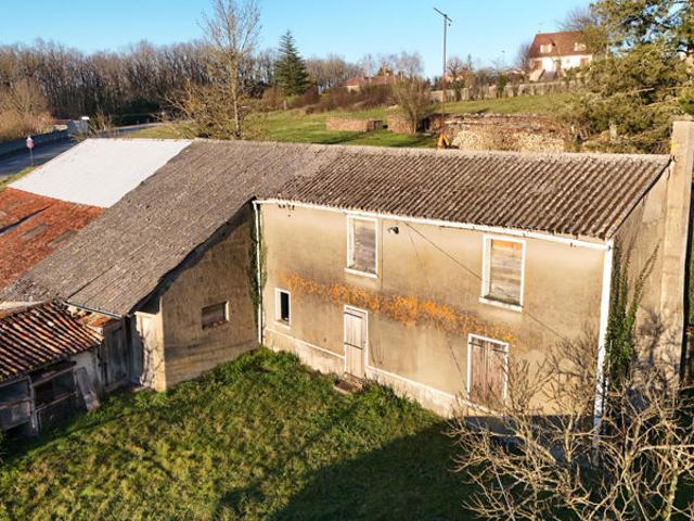 Maison ancienne à rénover entièrement sur QUINCAY avec dépendances