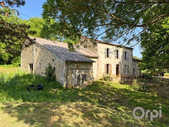 Maison ancienne à restaurer avec ses dépendances aux portes. 104m² Condom
