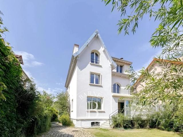 Maison ancienne au centre ville avec 5 chambres