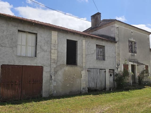 Maison ancienne avec dépendances et terrain à rénover